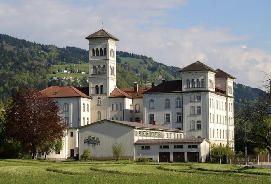 Ein groÃes weiÃes Gebäude mit einem groÃen Turm Ein groÃes weiÃes Gebäude mit einem groÃen Turm