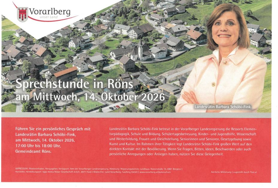 Eine Person, die vor einer Stadt steht
