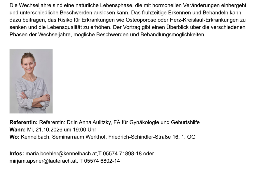 Eine Person, die mit verschrÃ¤nkten Armen lÃ¤chelte