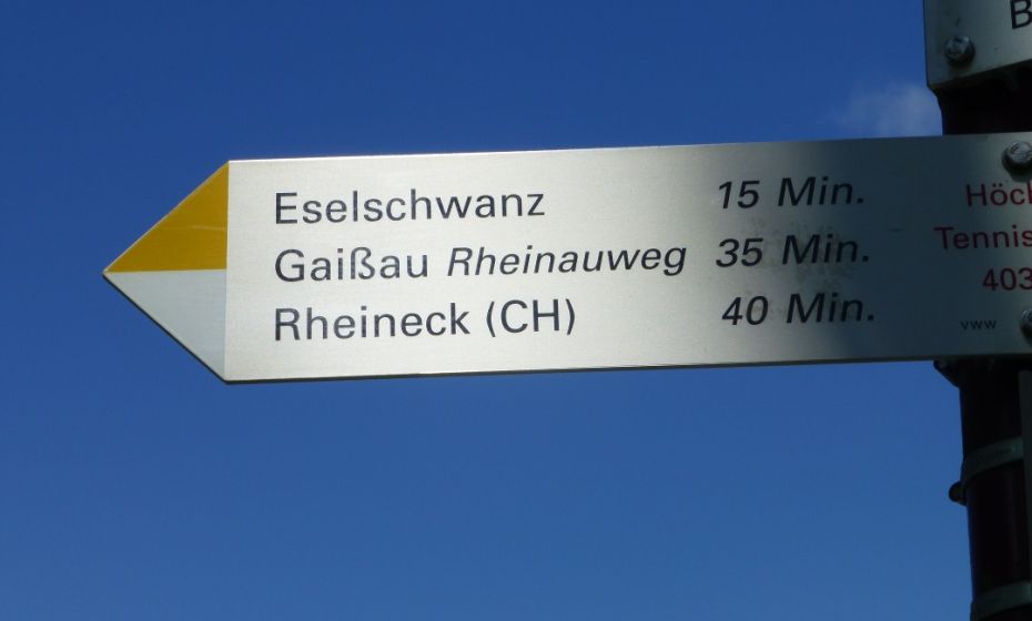 Wegweiser bei der Tennishalle Wegweiser bei der Tennishalle