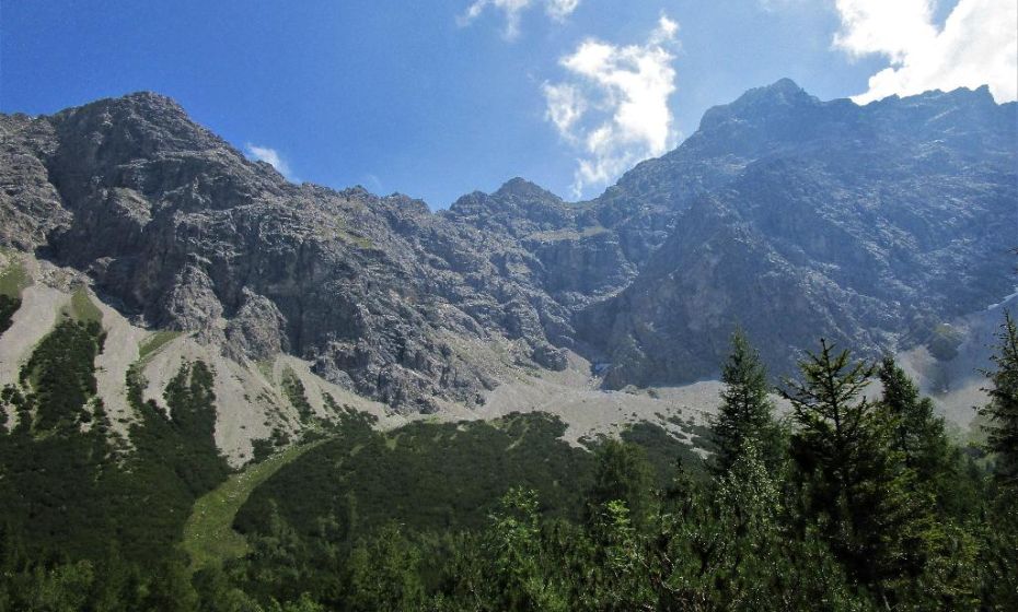 Erich Zucalli - www.guideservice.at In der Bildmitte der Aufstieg zum Spusagang, links der Oberzalimkpf (2340m) und rechts der Panüeler Kopf (2859m)