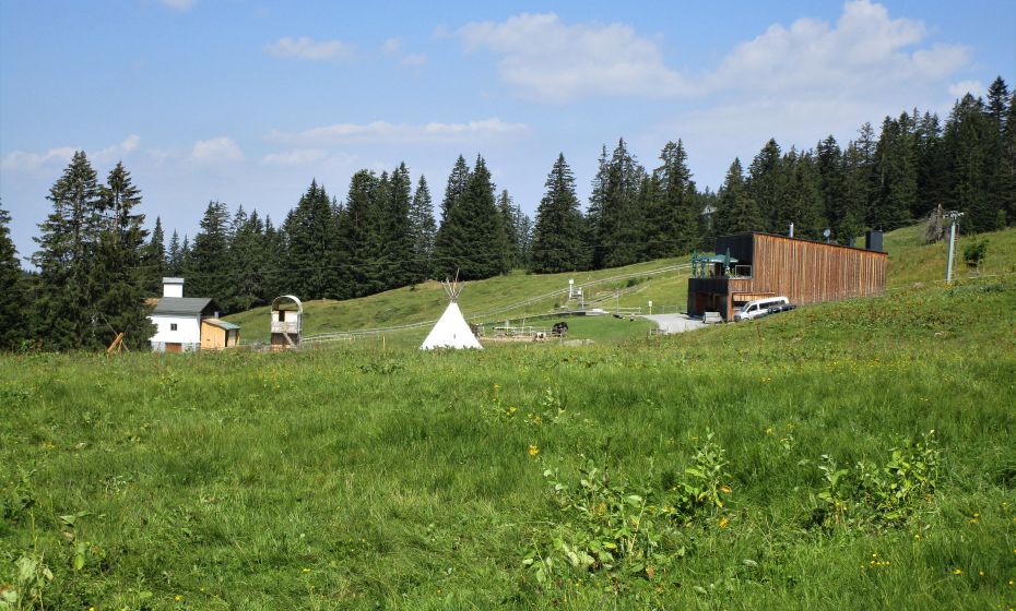 Hier gibt es von Freitag bis Samstag die Möglichkeit, mit dem Sessellift ins Tal zu fahren Hier gibt es von Freitag bis Samstag die Möglichkeit, mit dem Sessellift ins Tal zu fahren