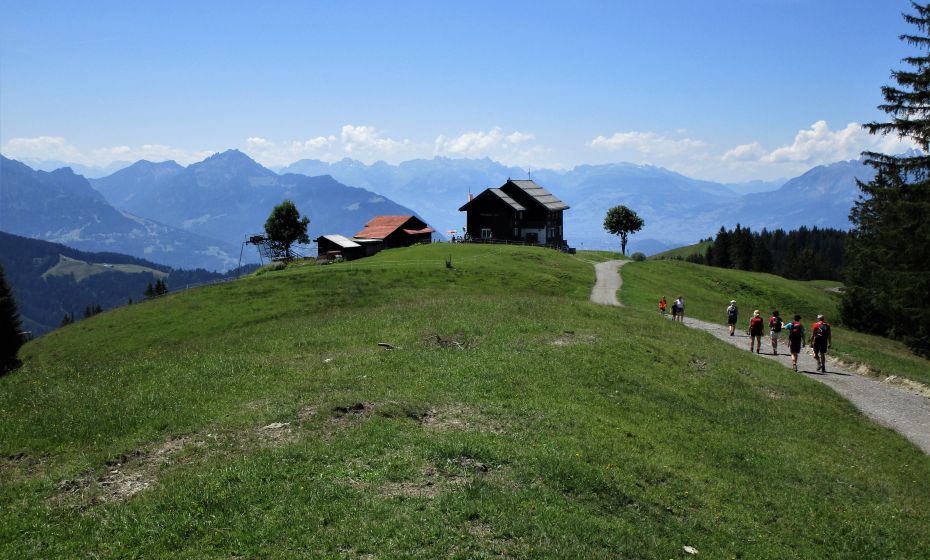 Die Alpwegkopfhbütte. Im Hintergrund die Alviergruppe und die Churfirsten Die Alpwegkopfhbütte. Im Hintergrund die Alviergruppe und die Churfirsten