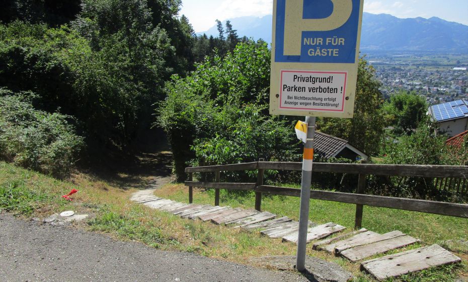 Aufgepasst. Bei der Waldrast ist dieser Wegweiser oft durch parkende Autos verstellt Aufgepasst. Bei der Waldrast ist dieser Wegweiser oft durch parkende Autos verstellt