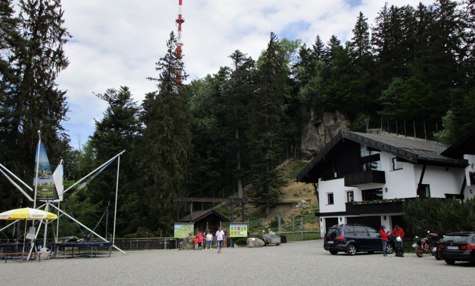 Erich Zucalli - Erich Zucalli / www.guideservice.at Eingang zum Wildpark mit Sendeturm im Hintergrund