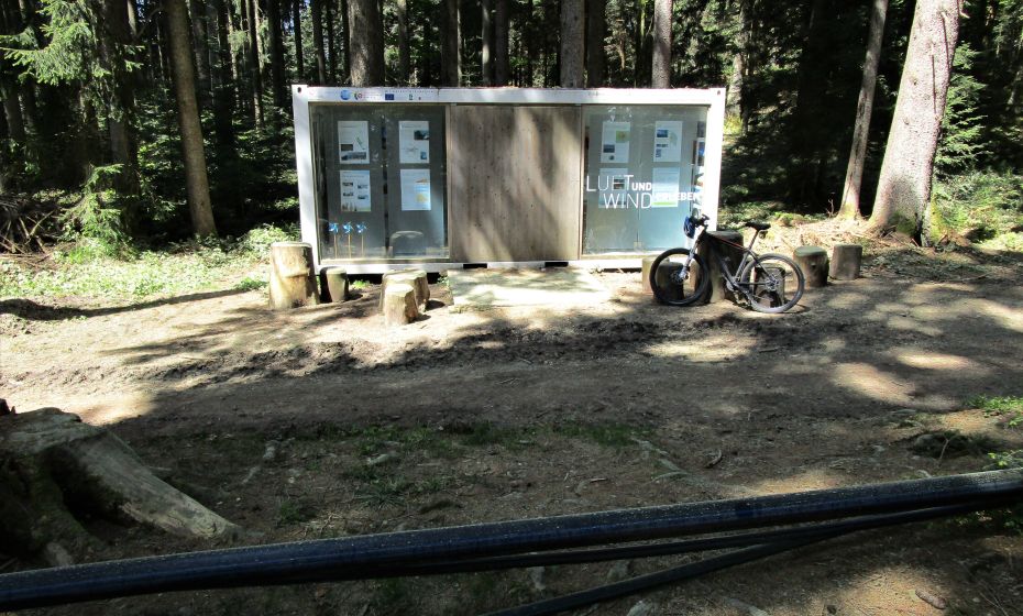Mitten im Wald ein Infocontainer Ã¼ber die Windenergie fÃ¼r die Baustelle am Hochberg