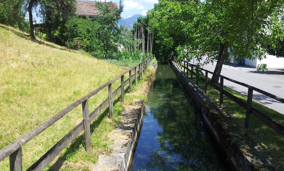 nach dem Abstieg treffen wir auf den historischen MÃ¼hlbach mit seinen vielseitigen Nutzungen