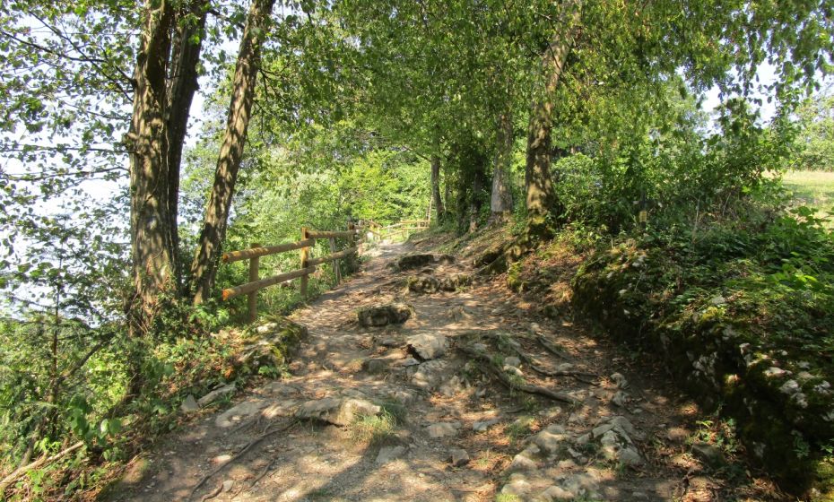 Idyllischer Weg zum Bildungshaus