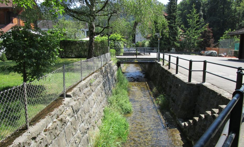 Entlang der Nafla in ihrem engen Korsett, ...