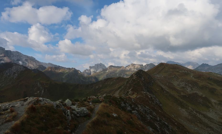 Blick auf das Golmer Kreuzjoch und die dahinterliegenden Kirchlispitzen