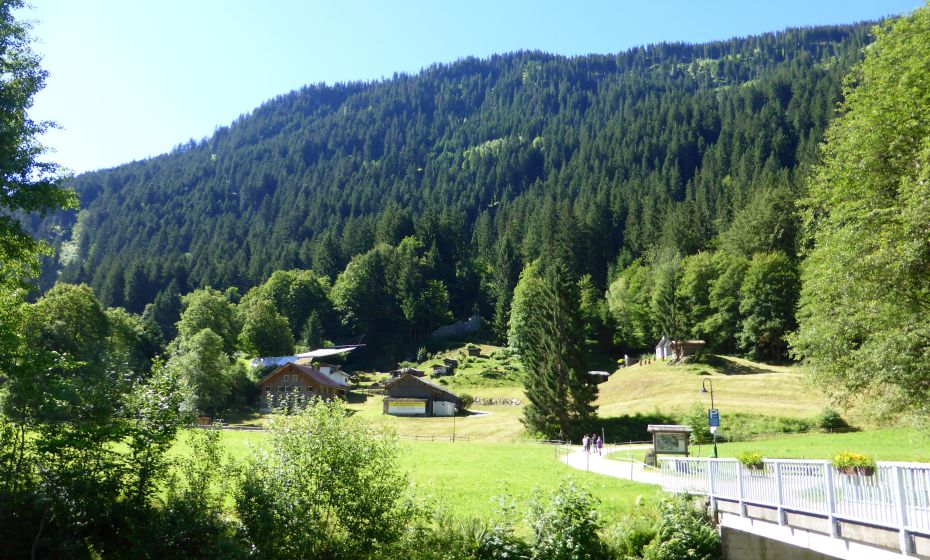 Blick zu den Montafoner Sagenfestspiele (FreilichtbÃ¼hne)