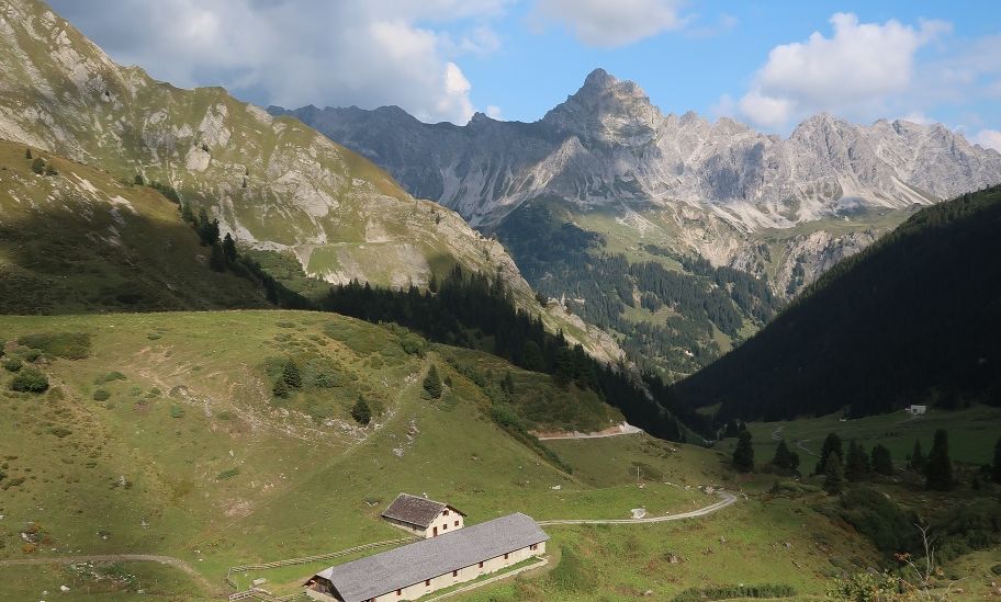 Obere Zaluandaalpe mit der Zimba im Hintergrund Obere Zaluandaalpe mit der Zimba im Hintergrund