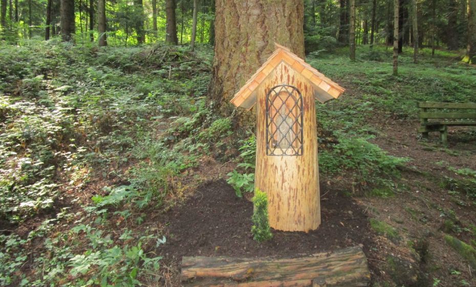 Erich Zucalli - Erich Zucalli / www.guideservice.at Ein hölzernes Materl vor einer mächtigen Douglasie am Waldlehrpfad im Stadtwald