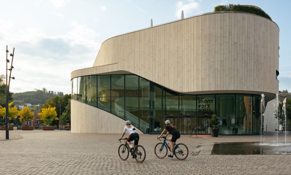 Fahrradfahrerinnen vor dem Montforthaus Fahrradfahrerinnen vor dem Montforthaus