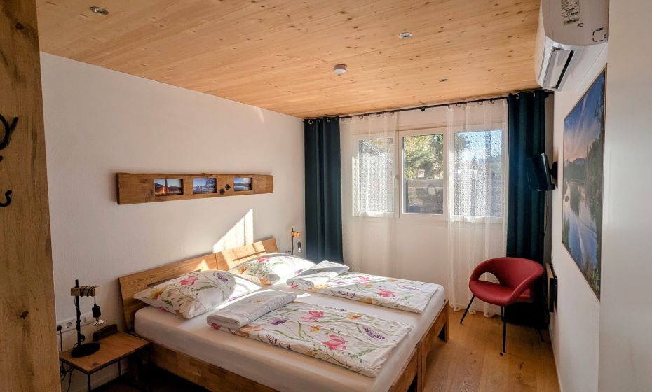 Ferienhaus Haus im Garten in Feldkirch- Schlafzimmer mit Blick auf die Südterrasse Ferienhaus Haus im Garten in Feldkirch- Schlafzimmer mit Blick auf die Südterrasse