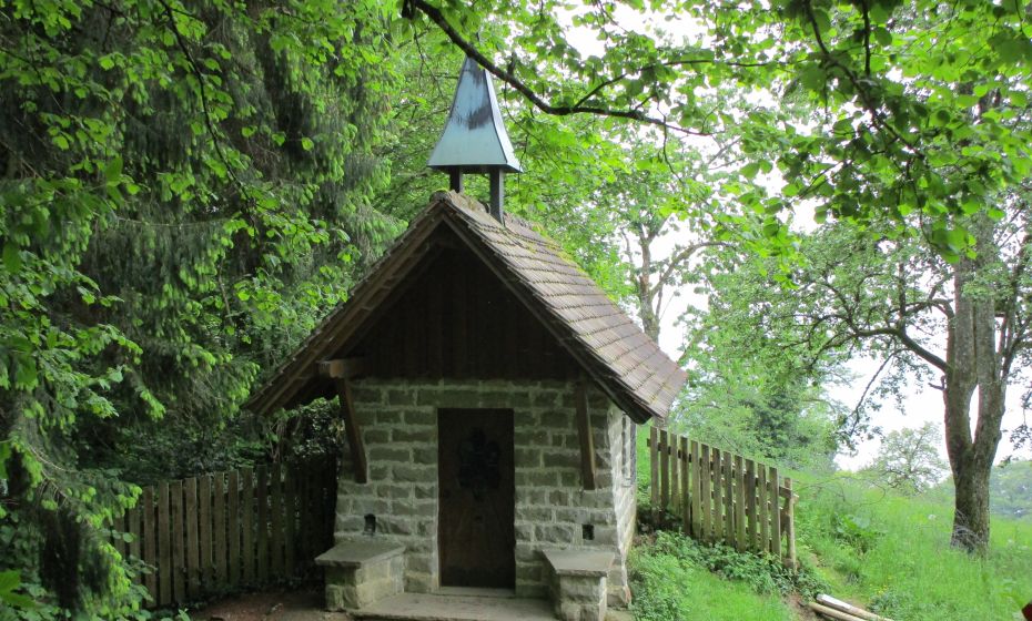 Erich Zucalli - Erich Zucalli / www.guideservice.at Links von der Kapelle Altreute zweigt der Weg steil ab durch den Felssturzwald
