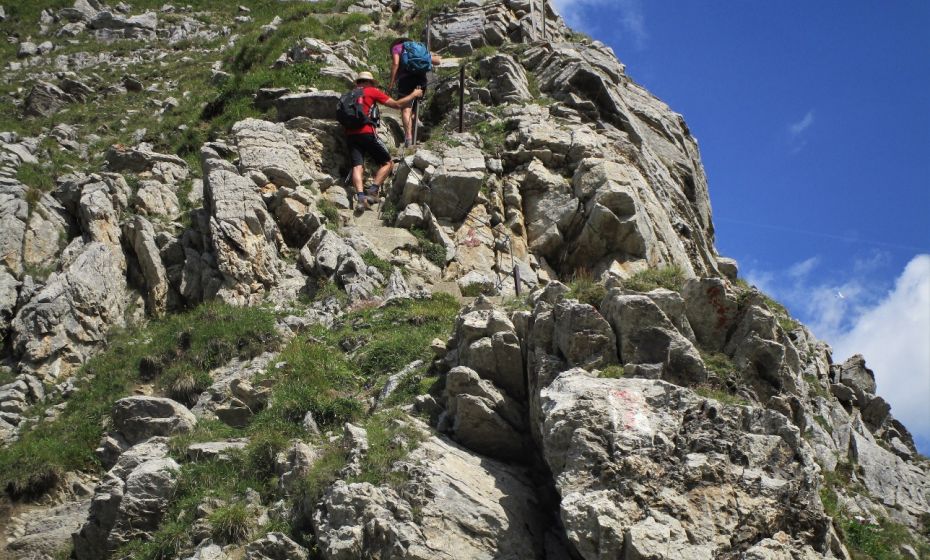 Erich Zucalli - www.guideservice.at Durch Betonstufen und Seilgeländer wurde sie aber total entschärft. Schwindelfreiheit ist trotzdem von Vorteil.