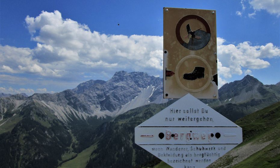 Eine wohl lustige, alte Tafel, die aber immer noch GÃ¼ltigkeit hat. Die AusrÃ¼stung ist den Gegebenheiten auzupassen.