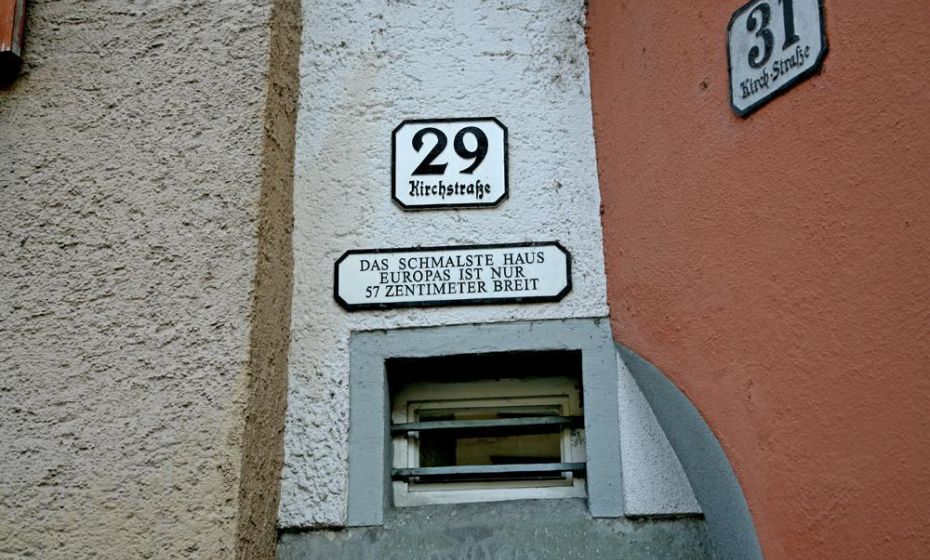 Nur diese Tafel macht auf das Haus aufmerksam