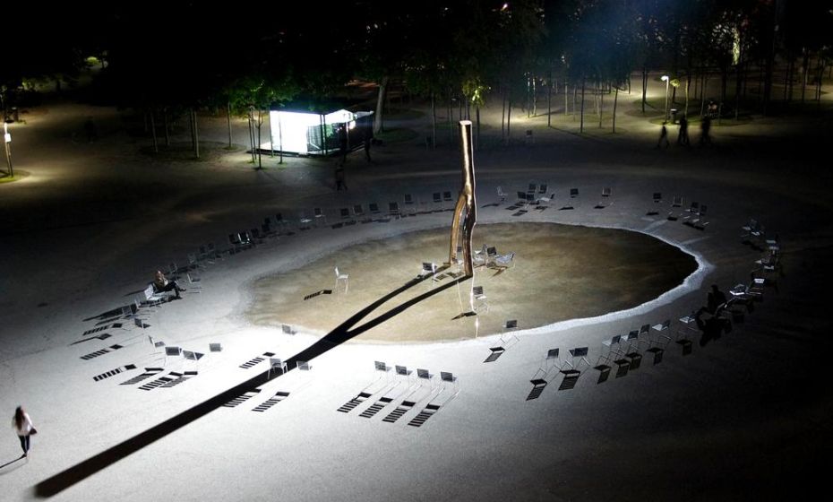 Die Ready Maid Statue bei Nacht