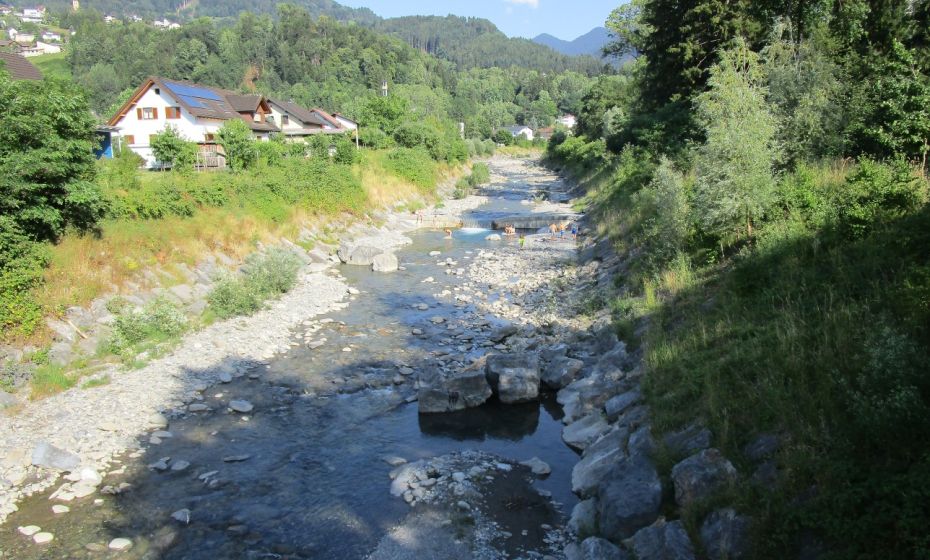 An heiÃen Tagen ist die AbkÃ¼hlung in der Frutz nicht nur bei den Kindern beliebt. Das nennt man Naherholung.
