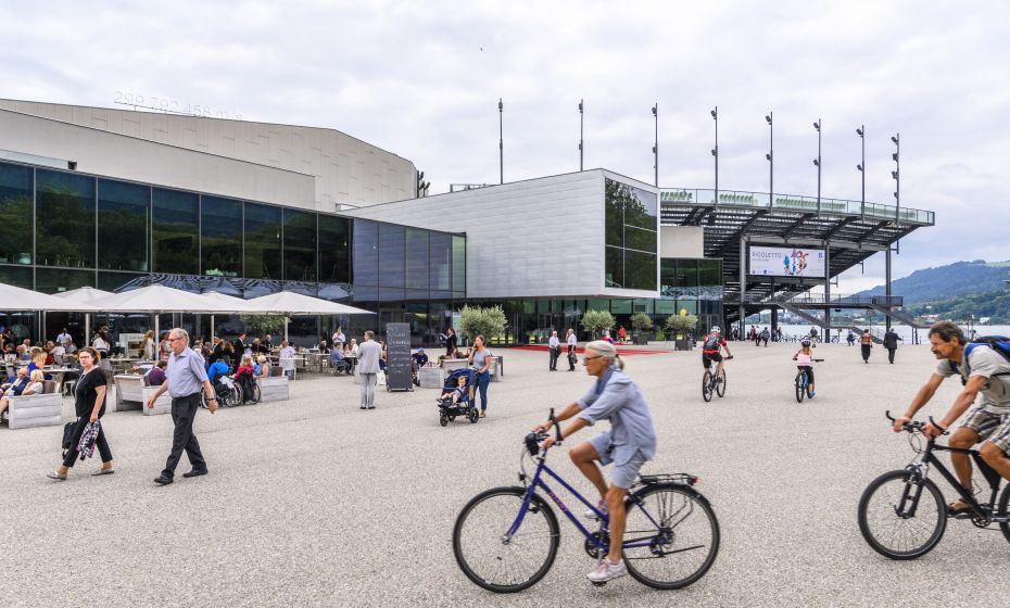 Auf dem Platz der Wiener Symphoniker Festspielhaus