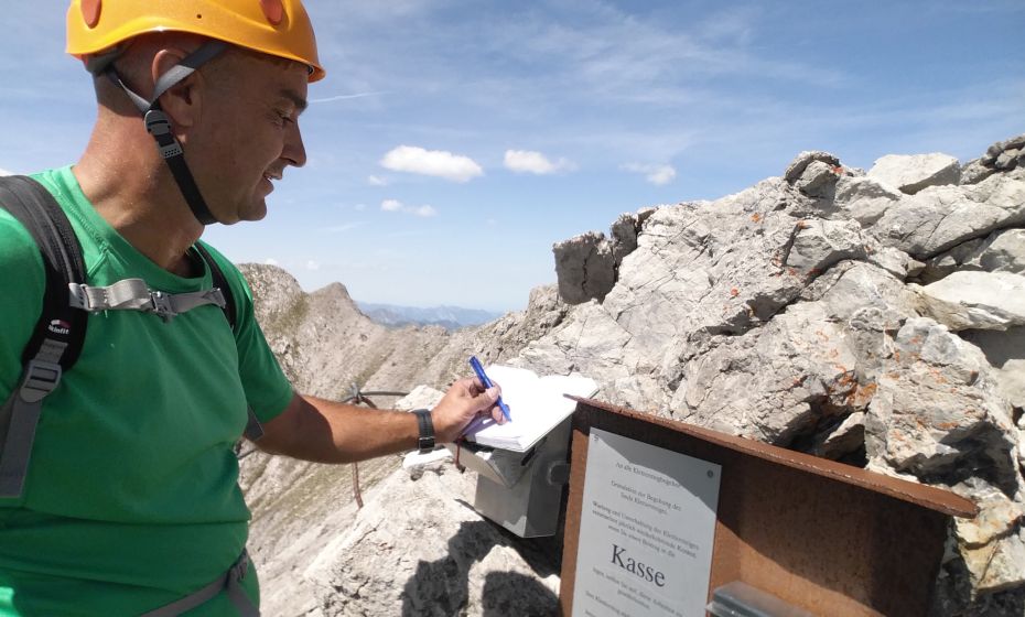 Klettersteigbuch am Ende des Klettersteigs wenige Meter unterm Gipfelkreuz Klettersteigbuch am Ende des Klettersteigs wenige Meter unterm Gipfelkreuz