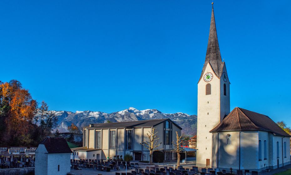 Pfarrkirche Feldkirch-Nofels, alte Kirche, daneben die neue Kirche Pfarrkirche Feldkirch-Nofels, alt und neu.JPG