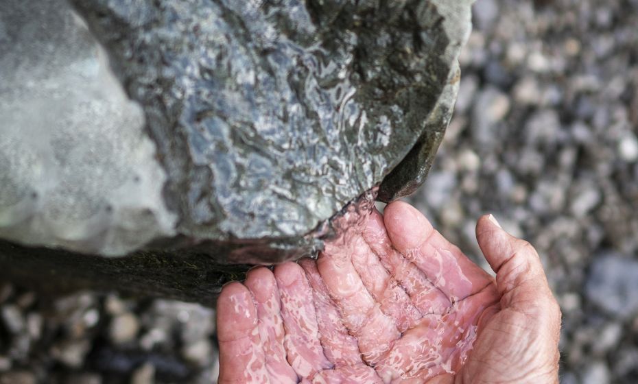 Wasser trinken am Brunnen Wasser trinken am Brunnen