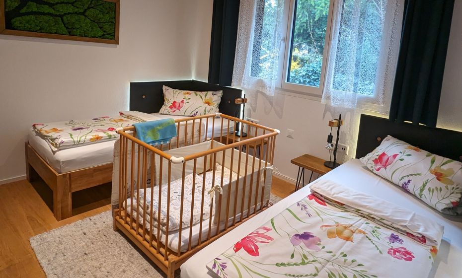 Ferienhaus Haus im Garten in Feldkirch-Einzelschlafzimmer mit Kinderbett
