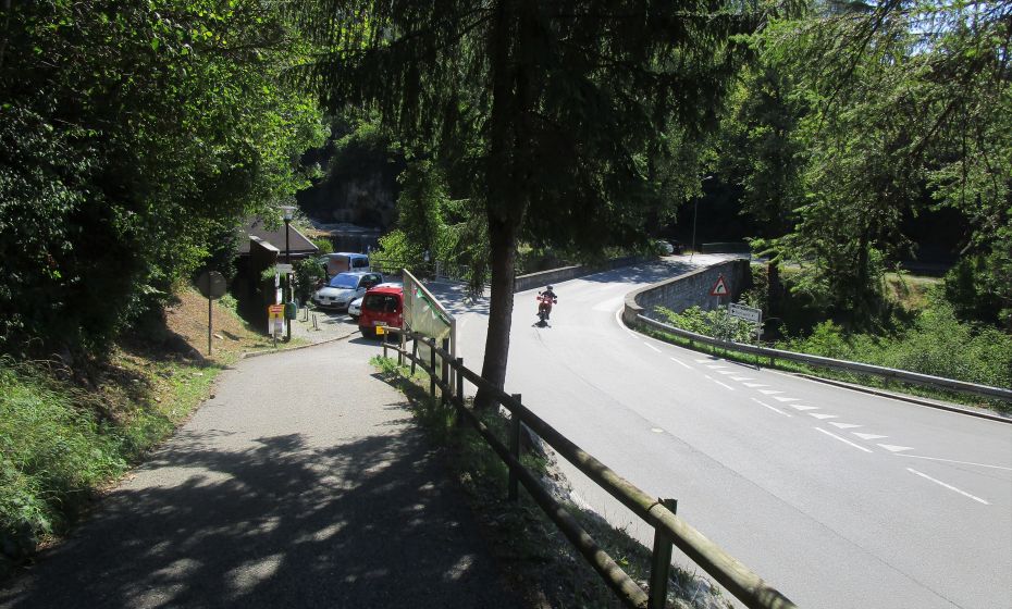 Die ArkenbrÃ¼cke in Rankweil. Scharf nach rechts zur Bushaltestelle, Ã¼ber die BrÃ¼cke zum Parkplatz