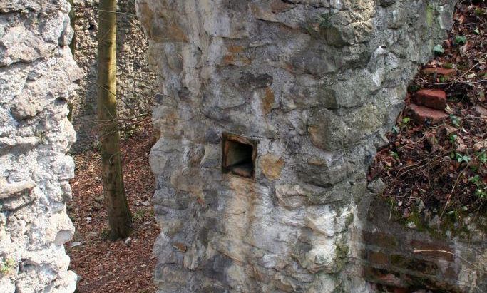 Barbara Neyer - Gemeinde Koblach Altes Burgtor mit Loch für Schubbalken (zum VerschlieÃen des Tores) und Kaminrest