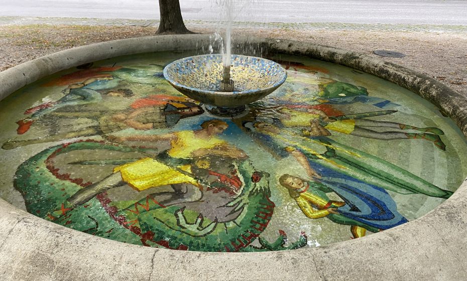 Nibelungenbrunnen, Hohenems_Drachentötung.JPG Nibelungenbrunnen, Hohenems_Drachentötung.JPG