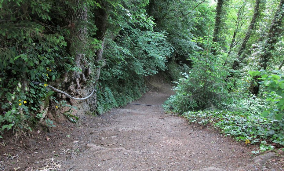 ... dann wieder so steil, dass mit einem Seil fÃ¼r Unsichere eine Hilfe angeboten wird.