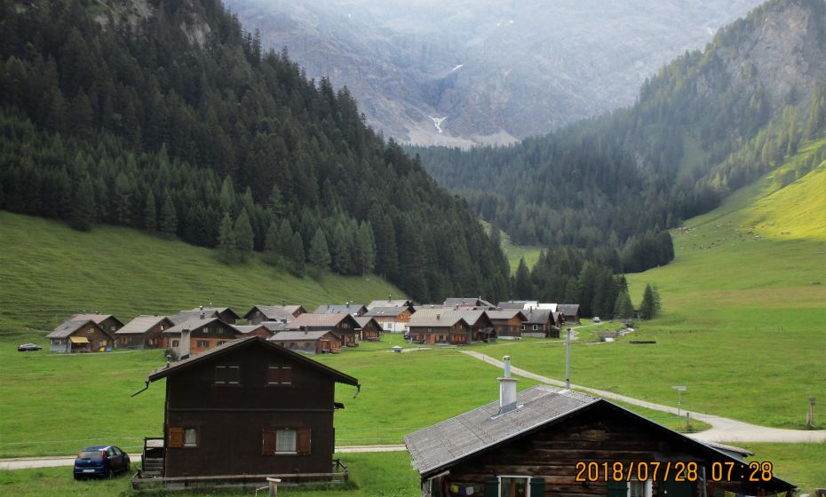 Erich Zucalli - www.guideservice.at Wunderschönes Ensemble der Ferienhäuser im Nenzinger Himmel
