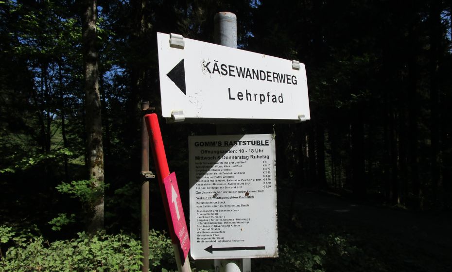 Bei dieser Abzweigung folgen sie dem KÃ¤sewanderweg