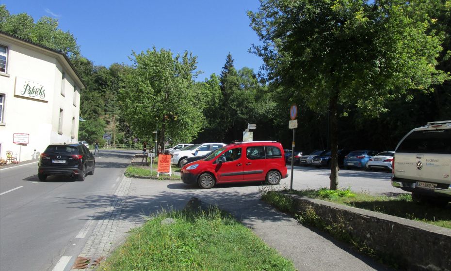 ParkmÃ¶glichkeit in Rankweil-Gewerbepark, dann Ã¼ber die ArkenbrÃ¼cke zur Bushaltestelle