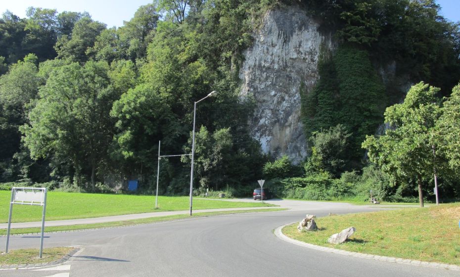 Erich Zucalli - www.guideservice.at Unter der Felswand kleiner Wanderparkplatz