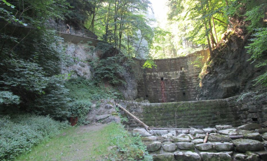 Erich Zucalli - www.guideservice.at Dieses Stauwehr hat die Schlucht leider groÃteils verlandet. Sicherheit hat Vorrang.