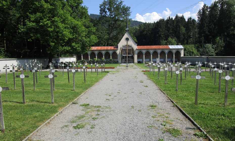 Innenansicht mit schlichten Grabkreuzen