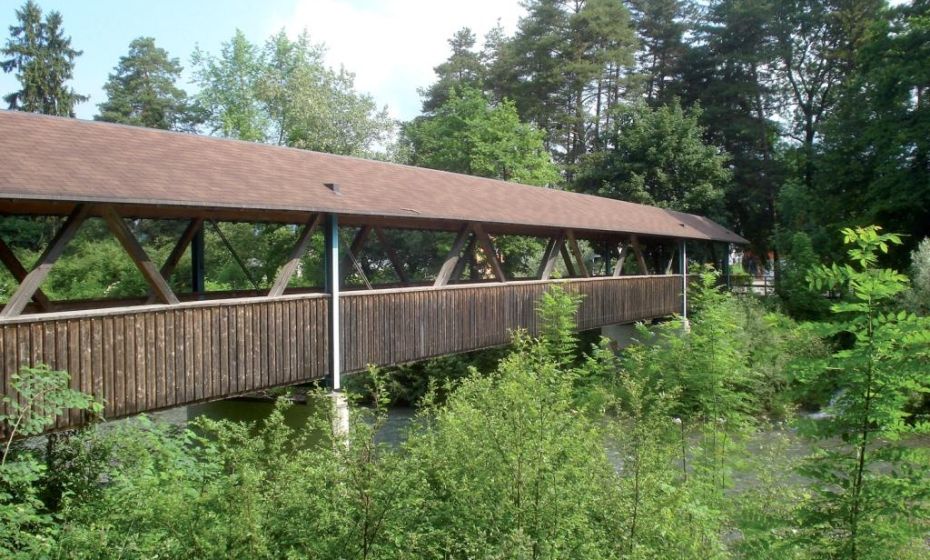 Gedeckter Schwimmbadsteg Gedeckter Schwimmbadsteg