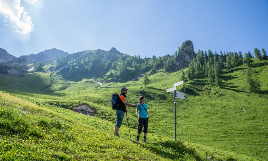 Wanderer vor der Setschalpe Wanderer vor der Setschalpe