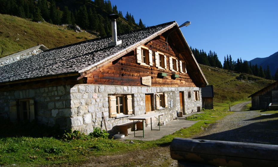 Die obere Spora Alpe (1.753 m) in der nähe der Lindauer Hütte Die obere Spora Alpe (1.753 m) in der nähe der Lindauer Hütte