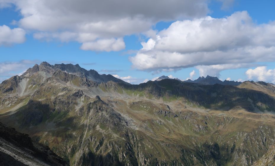 Der Blick zurück auf die Rotbühelspitze und die Madrisa Der Blick zurück auf die Rotbühelspitze und die Madrisa