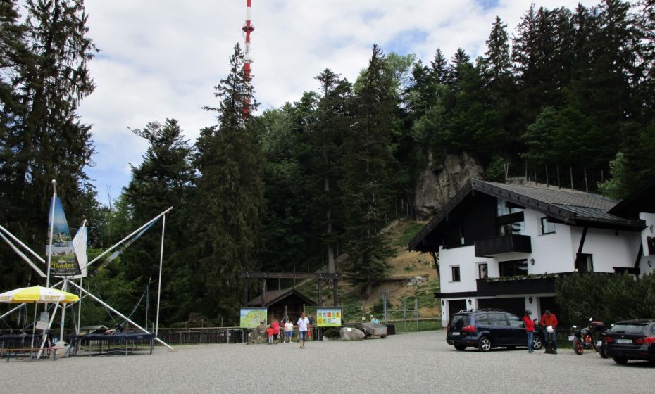 Eingang zum Wildpark mit Sendeturm im Hintergrund