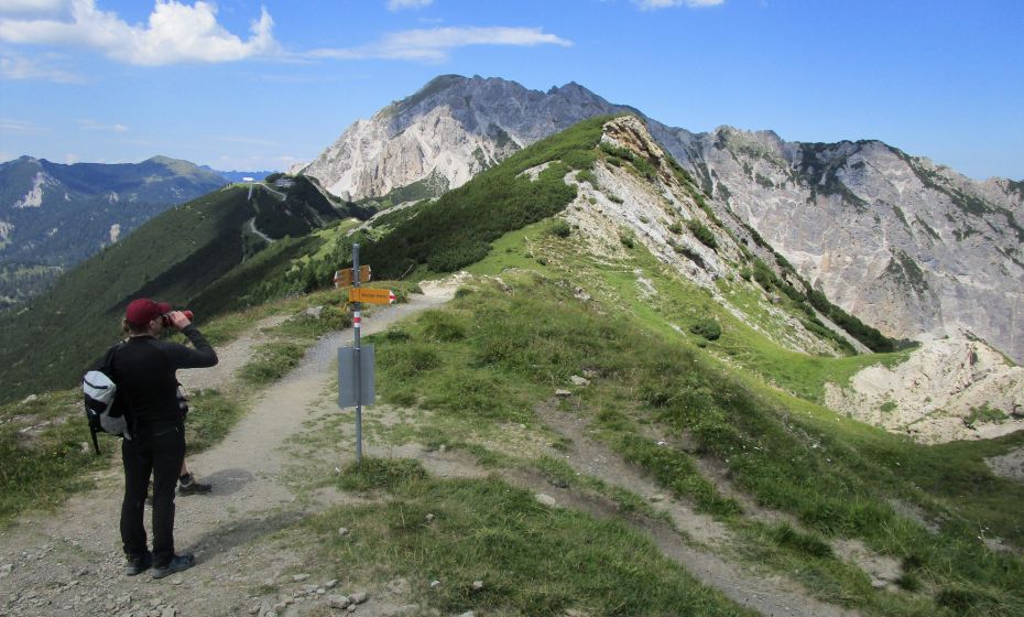 Am Sareiserjoch verlassen wir den Grat und steigen in den Nenzinger Himmel ab. Im Hintergrund der Ochsenkopf.