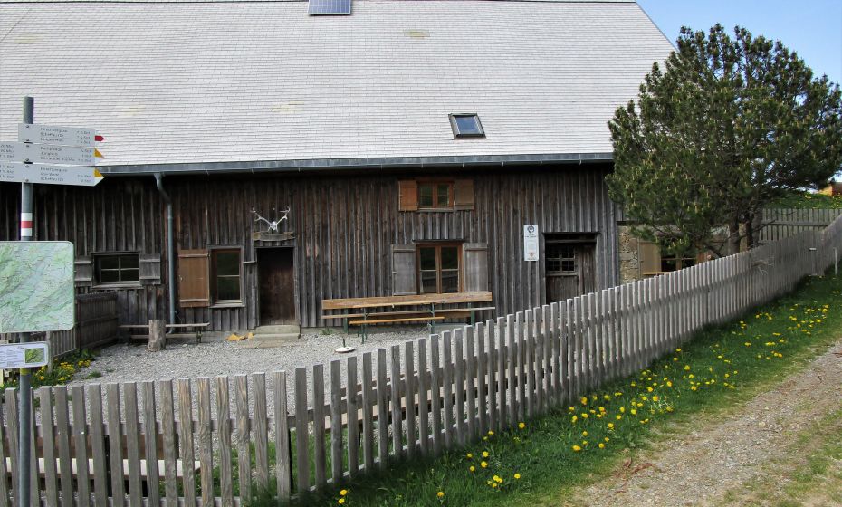 Erich Zucalli - www.guideservice.at Die Hirschbergalpe knapp unter dem Gipfel lädt zur Einkehr ein