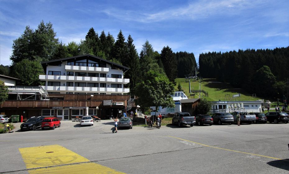 Bushaltestelle Kühboden, Talstation Bergbahn Gapfohl mit Sommerrodelbahn Bushaltestelle Kühboden, Talstation Bergbahn Gapfohl mit Sommerrodelbahn