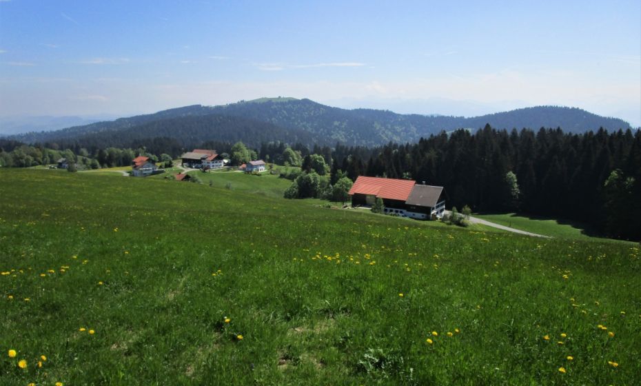 Blick Ã¼ber die Parzelle Hub auf den Hirschberg