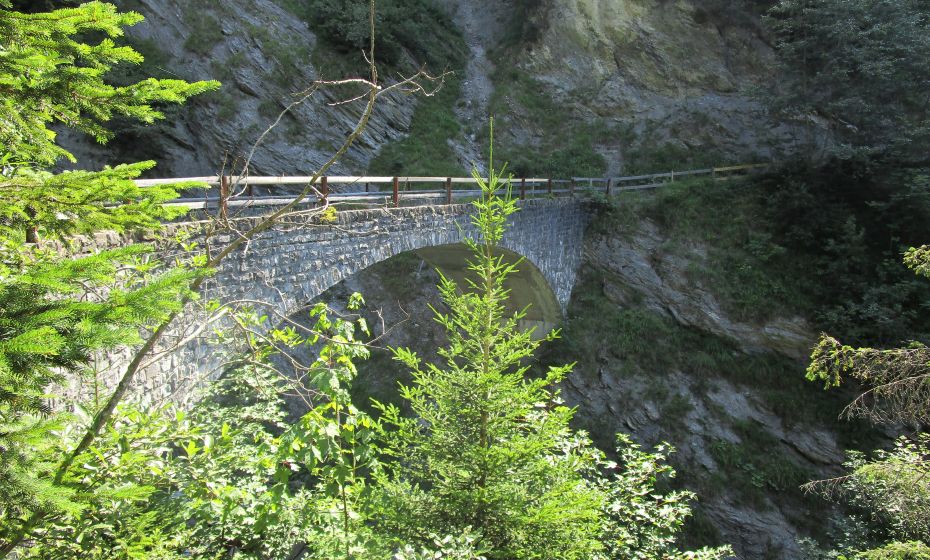 Die imposante BogenbrÃ¼cke fÃ¼r den Forstweg Ã¼ber das SÃ¤getobel